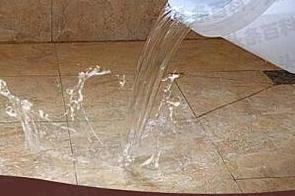 吴桥漏水维修 免砸砖防水材料该如何施工